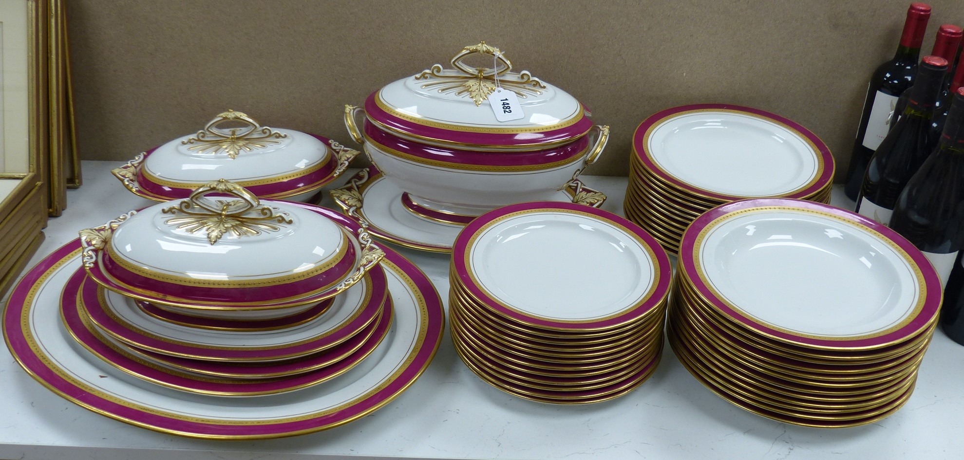 A large Grainger's Worcester dinner service, including a soup tureen, cover and stand and two vegetable tureens and covers (43)